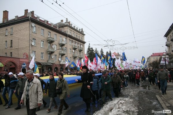 «Вставай, Україно» у Луцьку: обличчя протесту. ФОТО