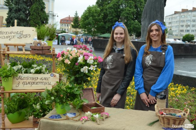 Від мініатюрних тістечок до величезних гойдалок: у центрі Луцька – свято професійної освіти. ФОТО