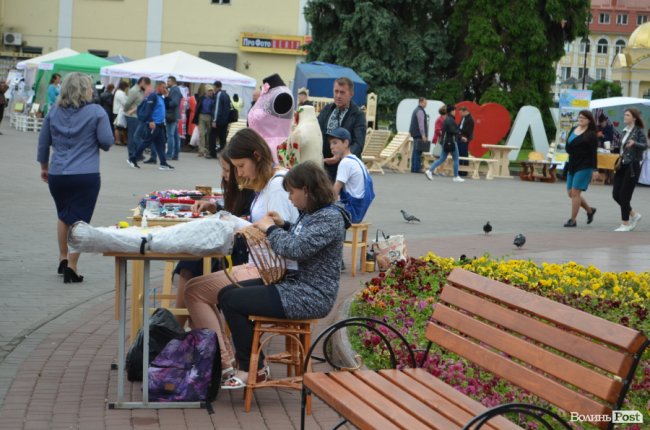 Від мініатюрних тістечок до величезних гойдалок: у центрі Луцька – свято професійної освіти. ФОТО