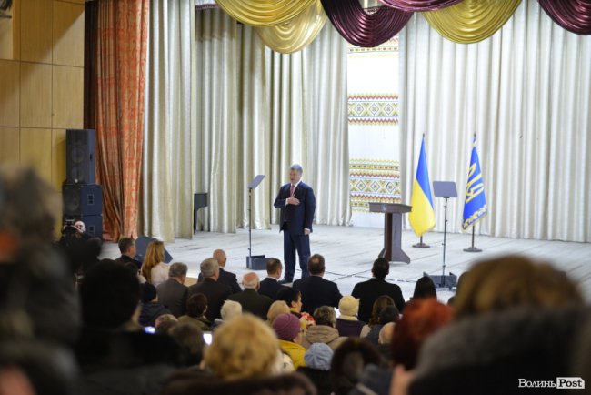 Томос, селфі та колядки: Петро Порошенко на Волині. ФОТОРЕПОРТАЖ