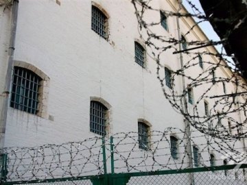 У виправну колонію на Волині намагались перекинути телефони