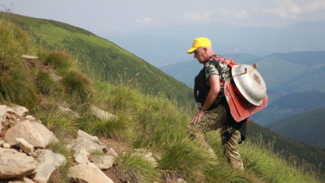 Волинські гончарі піднялись на вершину Говерли, щоб встановити рекорд України. ФОТО