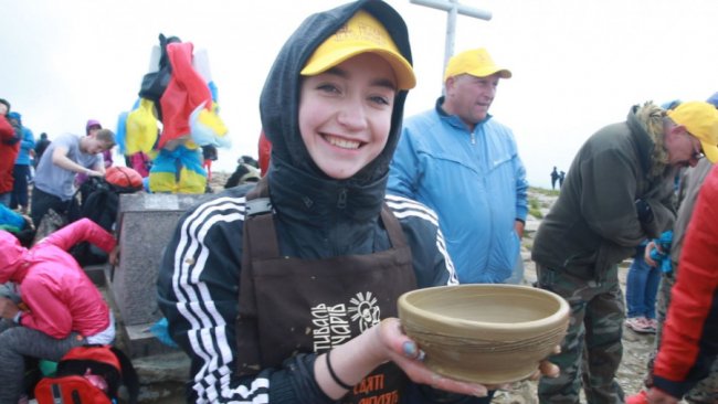 Волинські гончарі піднялись на вершину Говерли, щоб встановити рекорд України. ФОТО