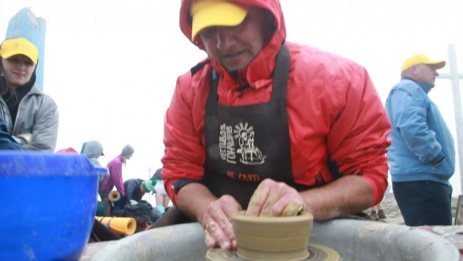 Волинські гончарі піднялись на вершину Говерли, щоб встановити рекорд України. ФОТО