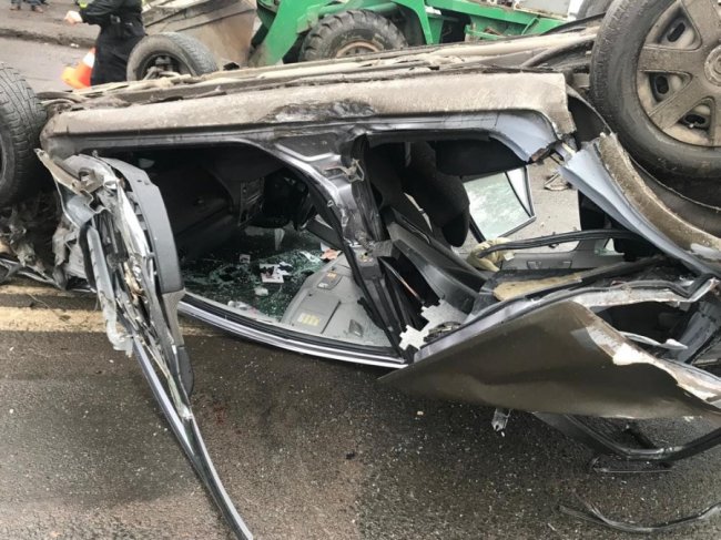 У Луцьку на Львівській сталася аварія: авто перекинулося на дах. ФОТО