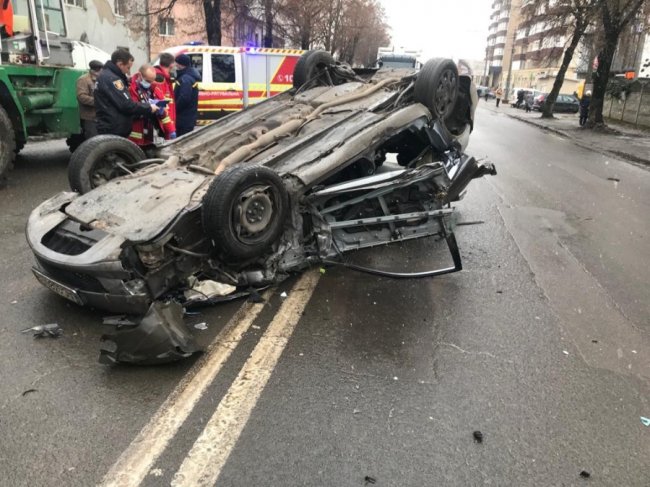 У Луцьку на Львівській сталася аварія: авто перекинулося на дах. ФОТО