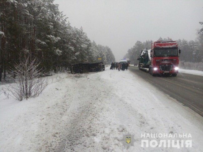 На трасі Київ-Ковель перекинулася маршрутка, троє людей – у лікарні