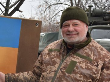 Військовий з 14-ої бригади майструє фотозони на передовій