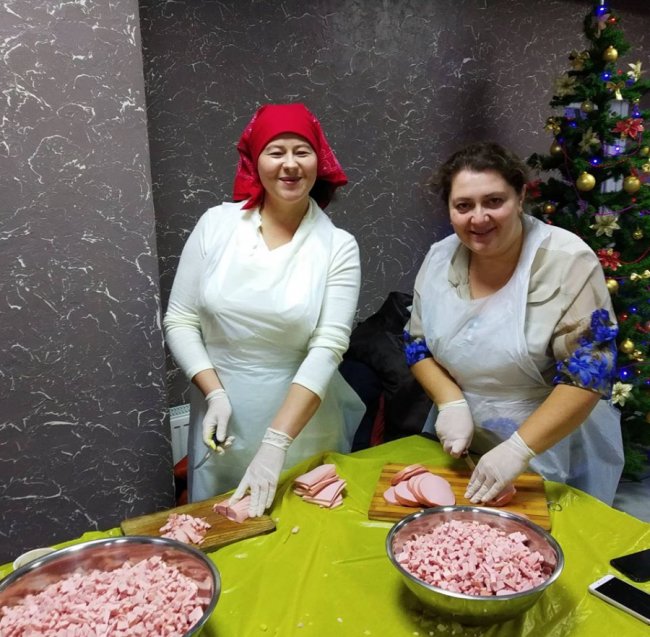 Лучани приготували смачні подарунки для захисників