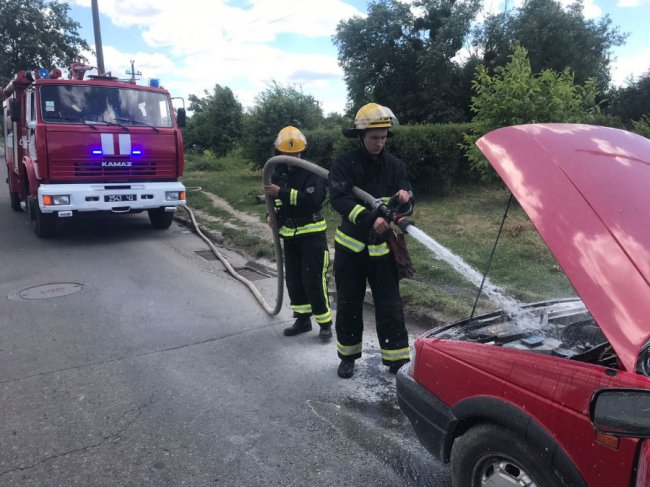 У Луцьку серед білого дня горів Volkswagen. ФОТО