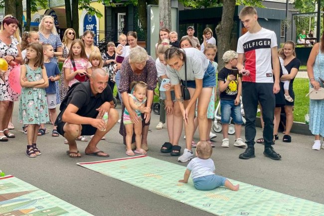 «Забіг у повзунках»: у місті на Волині організували змагання серед малюків