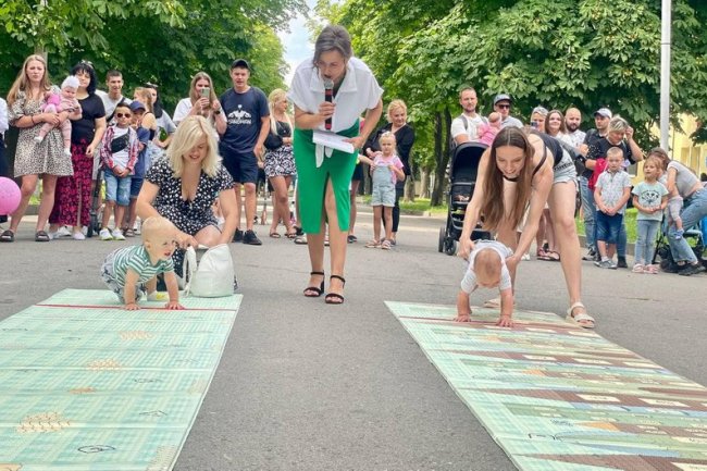 «Забіг у повзунках»: у місті на Волині організували змагання серед малюків