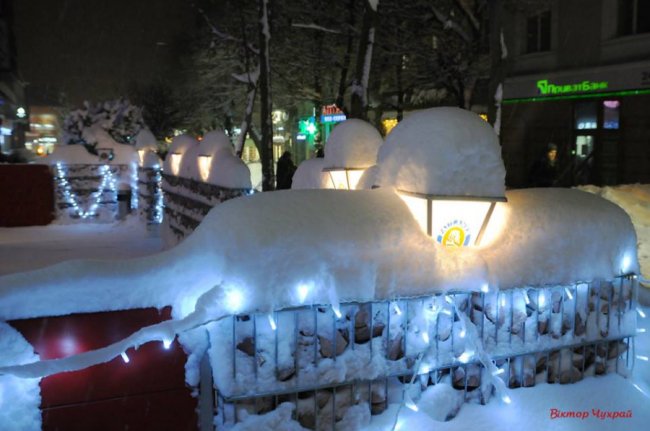 Казковий вечір засніженого Луцька. ФОТО