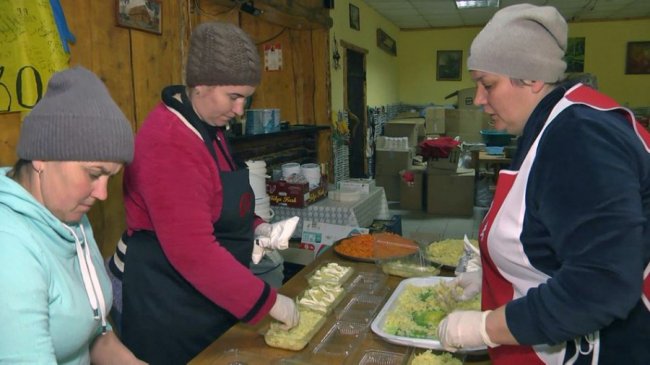 Волонтерки з села на Волині готують їжу для 200 бійців, які перебувають на реабілітації. ВІДЕО