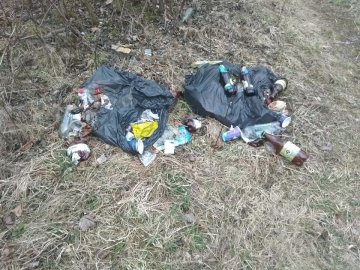 Не парк, а суцільний смітник: як лучани загидили територію на Потебні. ФОТО