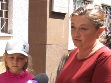 Волинянка скаржиться на лікарів, які несвоєчасно надали допомогу її дитині з переломом. ВІДЕО