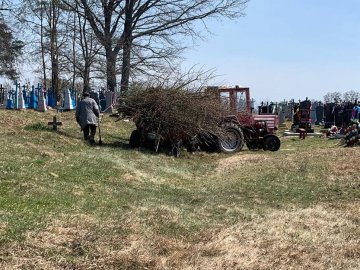 Показали, як порядкують до Великодня у селі на Волині. ФОТО