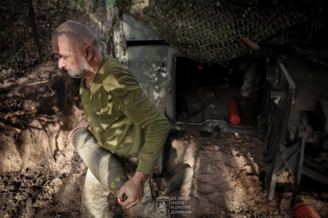 Постріл за пострілом, очікування цілі, знову постріли: показали бойову роботу воїнів 24 ОМБр. ФОТО 