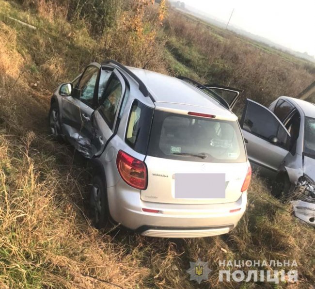 На автодорозі «Устилуг-Луцьк-Рівне» внаслідок зіткнення автівки злетіли у кювет. ФОТО