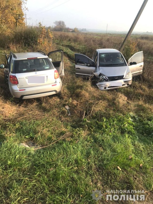 На автодорозі «Устилуг-Луцьк-Рівне» внаслідок зіткнення автівки злетіли у кювет. ФОТО