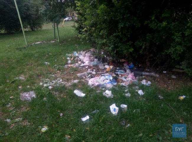 У Нововолинську двір будинку перетворили на сміттєзвалище