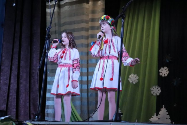 У місті на Волині діти співали колядки, аби допомогти армії 