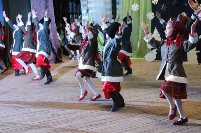 У місті на Волині діти співали колядки, аби допомогти армії 