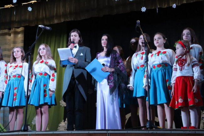 У місті на Волині діти співали колядки, аби допомогти армії 