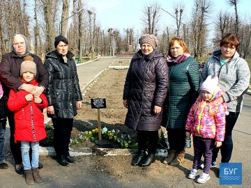 «Кожному – по дві троянди»: на Волині мами і дружини загиблих бійців висадили квіти в парку