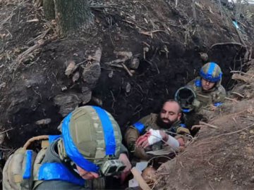 «Ми в оточенні! По нас стріляють танками», − Сенцов показав відео бою під Авдіївкою
