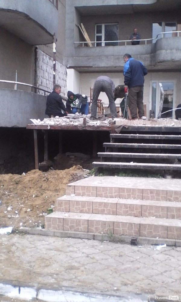 Скандальну прибудову на Соборності, 24 засипали піском.ФОТО