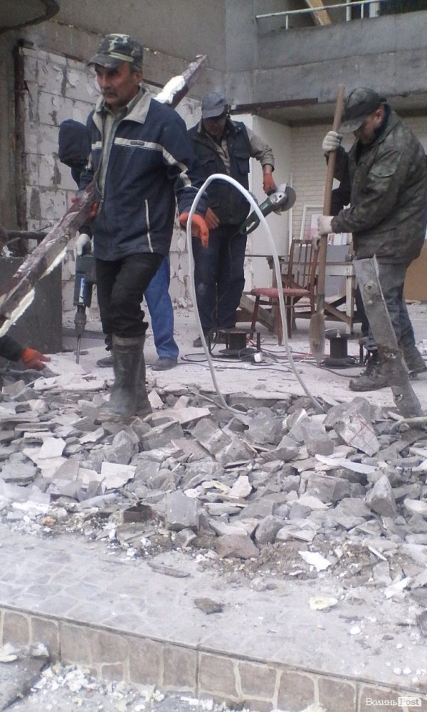 Скандальну прибудову на Соборності, 24 засипали піском.ФОТО