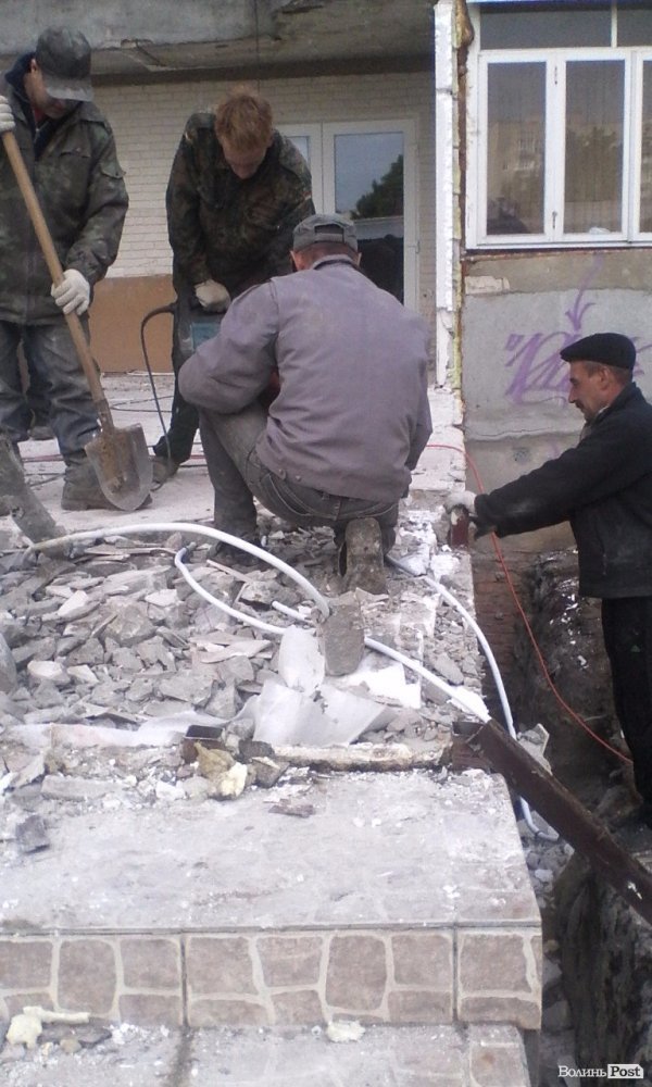 Скандальну прибудову на Соборності, 24 засипали піском.ФОТО