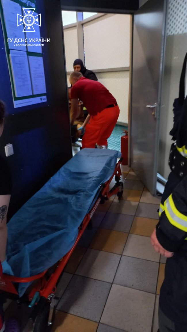 У Луцьку рятувальники визволяли чоловіка, який знепритомнів за зачиненими дверима на автозаправці