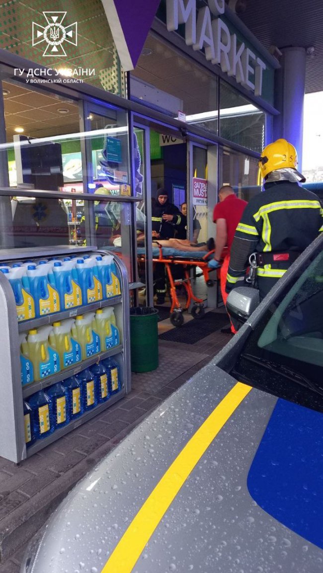 У Луцьку рятувальники визволяли чоловіка, який знепритомнів за зачиненими дверима на автозаправці