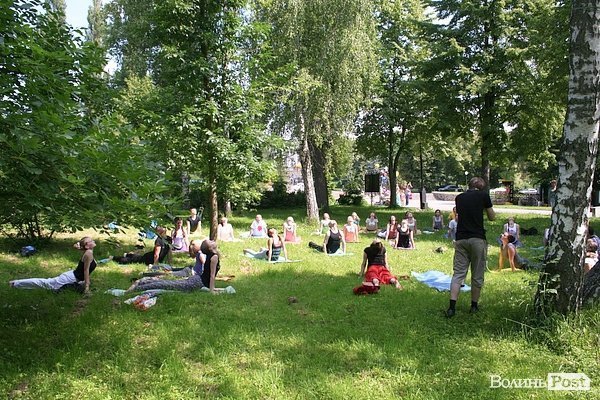 Масовий сеанс йоги у Луцьку. ФОТО