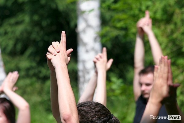 Масовий сеанс йоги у Луцьку. ФОТО
