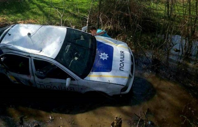 На Закарпатті п'яні поліцейські розтрощили службове авто, - ЗМІ