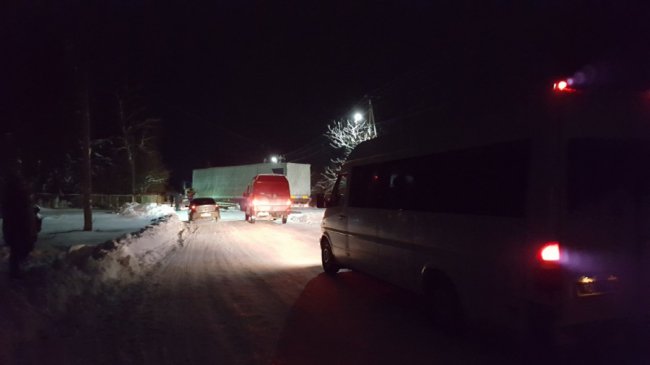 На Волині фура застрягла на перехресті через нерозчищену дорогу. ФОТО 