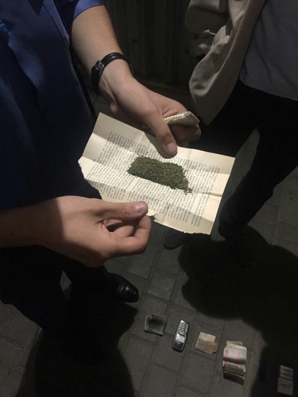 В Луцьку патрульні затримали чоловіків з наркотиками. ФОТО. ВІДЕО