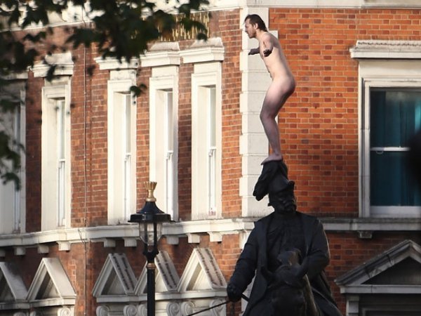 Голий український бомж виліз на пам'ятник в Лондоні. ФОТО