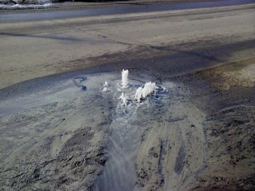 У Луцьку просто з-під землі край дороги б’є фонтан. ФОТО. ВІДЕО