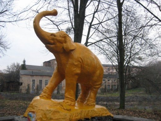 Луцький слоник змінив колір