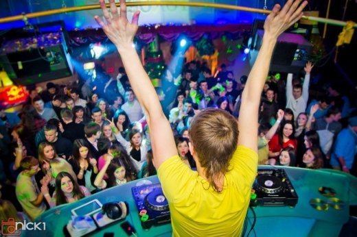 Навіщо батьки відпускають дітей в луцькі клуби?