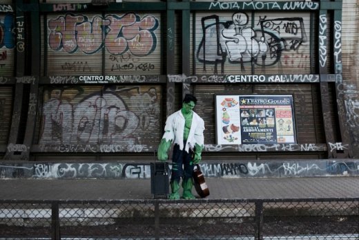 Бетмен - автозаправник, а Дональд Дак продає квіти