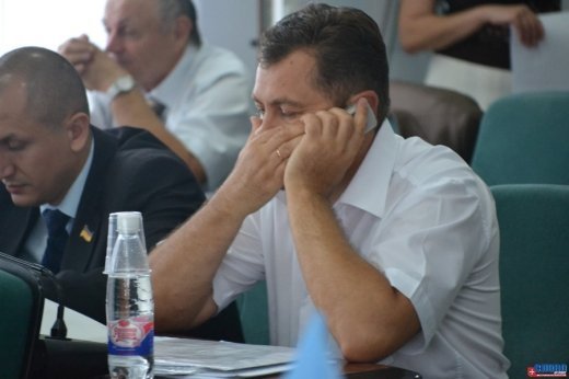 Луцькі депутати і телефони. ФОТО