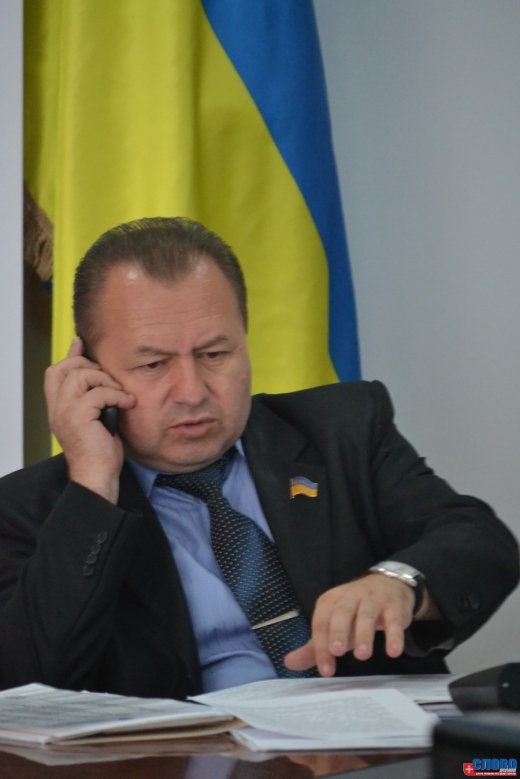 Луцькі депутати і телефони. ФОТО