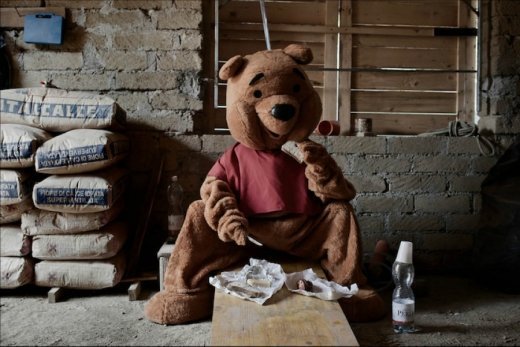 Бетмен - автозаправник, а Дональд Дак продає квіти