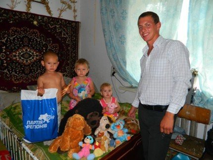 «Молоді регіони» дарували іграшки дітлахам із Луцького району