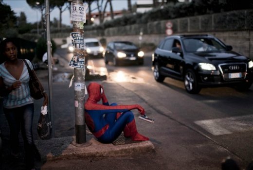 Бетмен - автозаправник, а Дональд Дак продає квіти